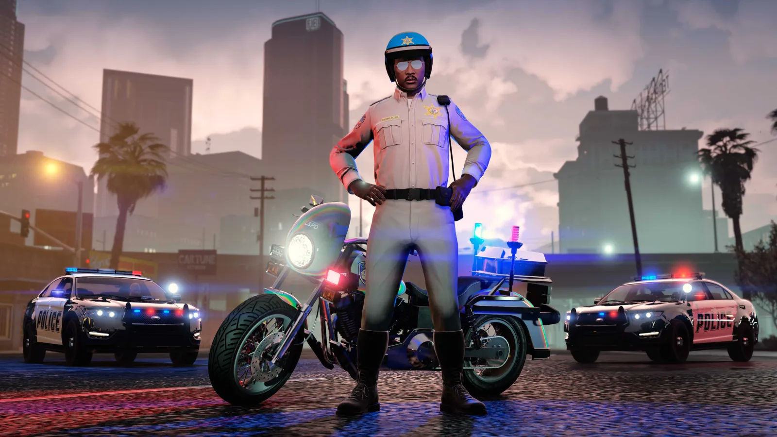 Agente de tráfico de la LSPD junto a su moto y dos patrullas